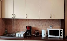 Spacious Flat, With Free Parking & Air Conditioning